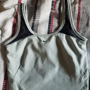 LIKE NEW NIKE CROPPED TOP